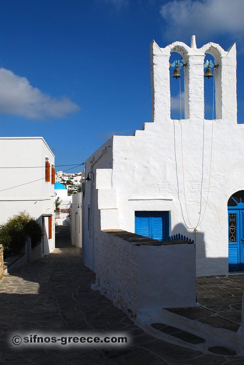 En vit kyrka på Apollonia