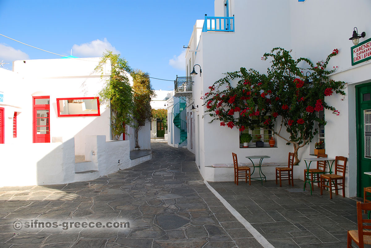 En traditionell café och en liten bar på Apollonia