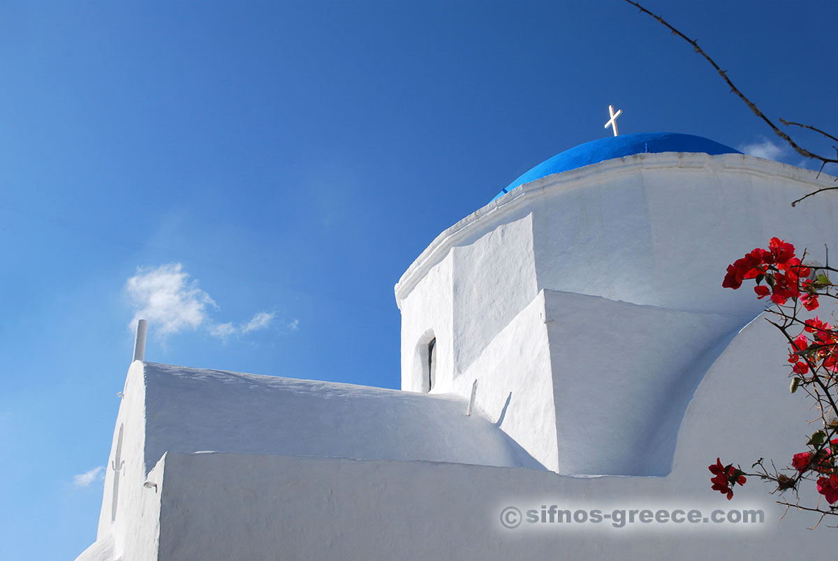 En kyrka med blå kupol på Apollonia