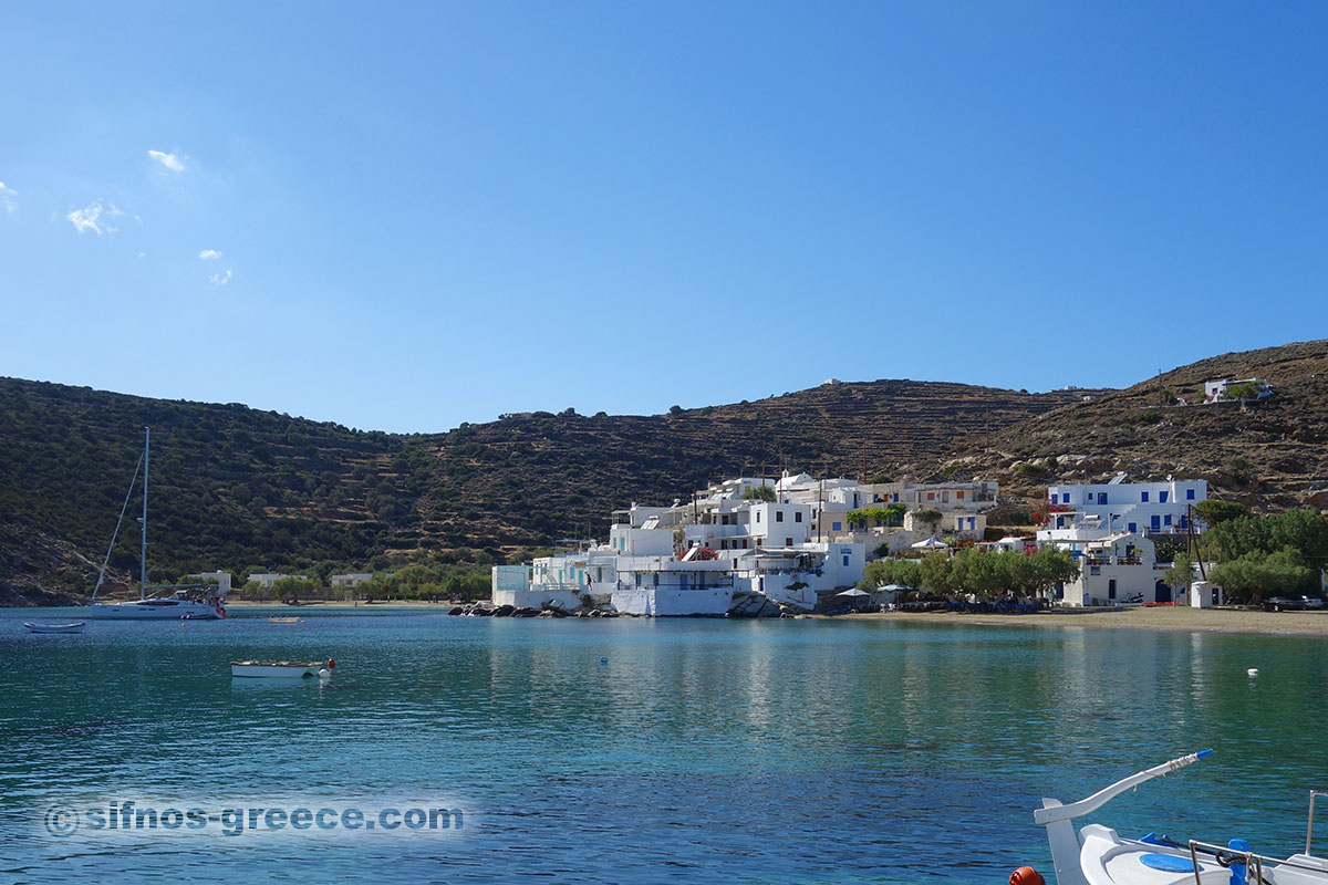 Byn och stranden Fáros på Sifnos