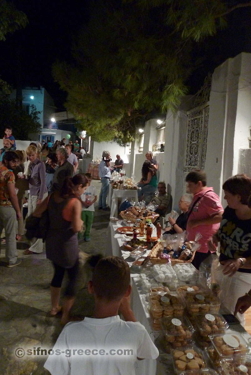 En liten marknad i centrala gränd i Artemonas