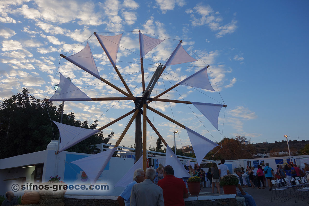 En trät väderkvarn på Gastronomi Festival Nikos Tselementes i Sifnos