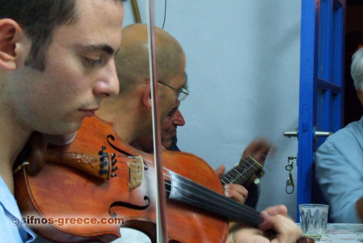 Levande musik med fiol och luta på en fest i Sifnos