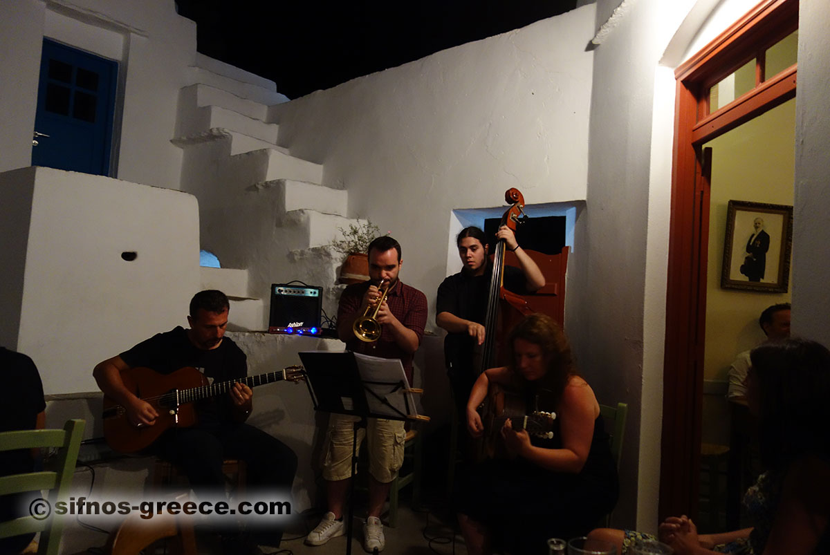 Levande musik på ett kafé i Artemonas